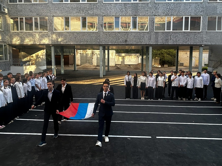 В школах Октябрьского района учебная неделя традиционно началась с церемонии поднятия Государственного флага России и исполнения гимна