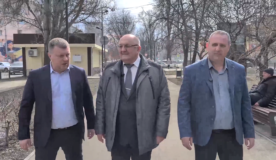 Глава города Игорь Молчанов в ходе объезда территории оценил, как ведутся работы по благоустройству сквера по улице Рахова после зимы