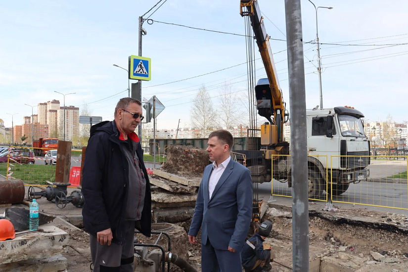 В мкр. «Солнечный-2» продолжается ремонт поврежденной теплотрассы