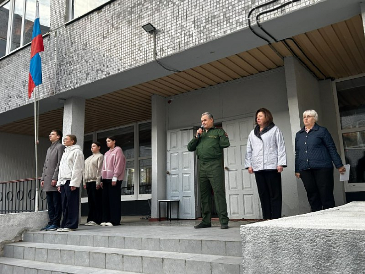 В школах Октябрьского района учебная неделя вновь началась с церемонии поднятия Государственного флага России