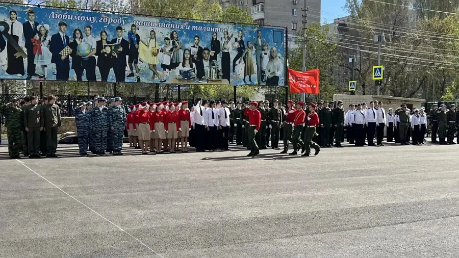 Октябрьский район: смотр строя и песни среди школьников