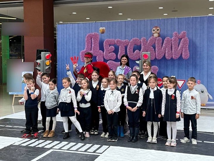 Автоинспекторы продолжают знакомить детей с дорожными правилами