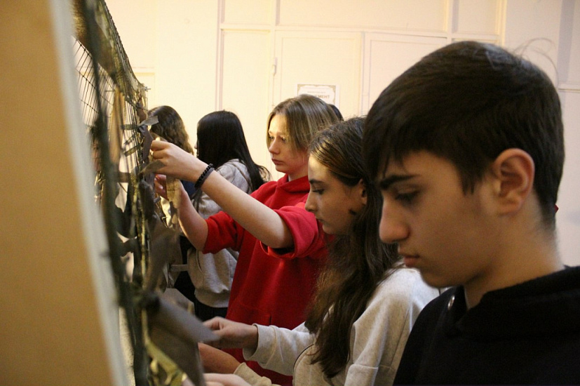 В Доме культуры химиков состоялся мастер-класс по плетению маскировочных сетей