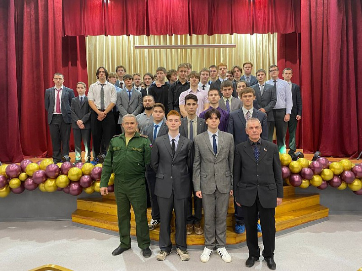 Школьники Октябрьского района встретились с представителем Саратовского военного училища РХБЗ