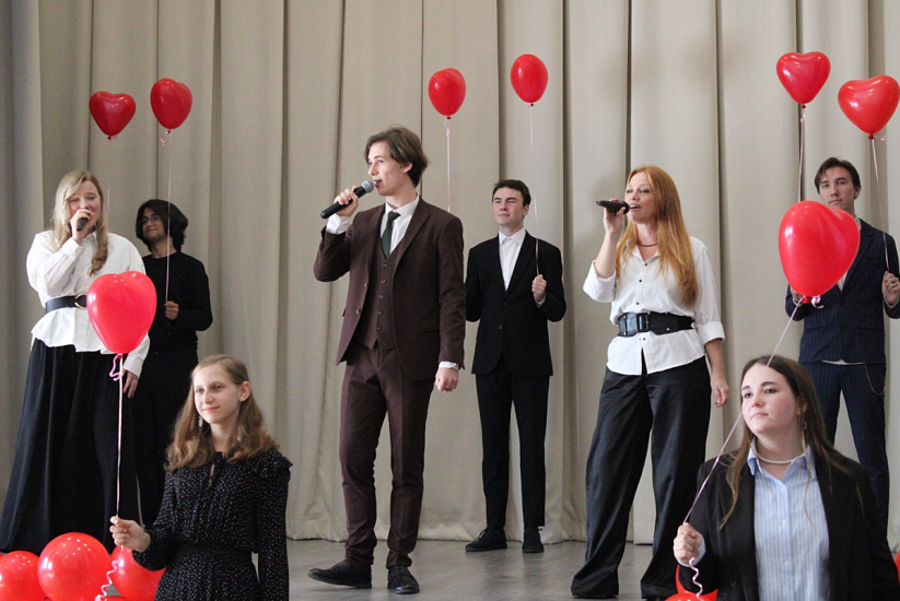 В школе №18 им. О.П. Табакова состоялось торжественное мероприятие, посвященное празднованию Дня учителя и Дня дошкольного работника