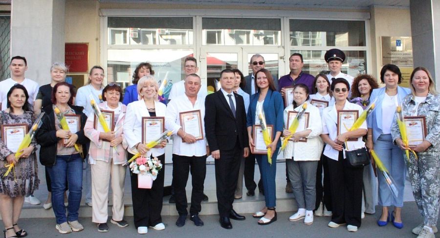 Во Фрунзенском районе состоялось открытие районной Доски Почета