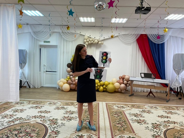 В период летних каникул сотрудники Госавтоинспекции проводят профилактические беседы в пришкольных лагерях