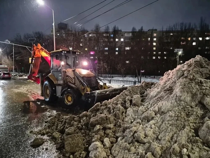 В течение ночи коммунальные службы города проводили работы по уборке снега и наледи