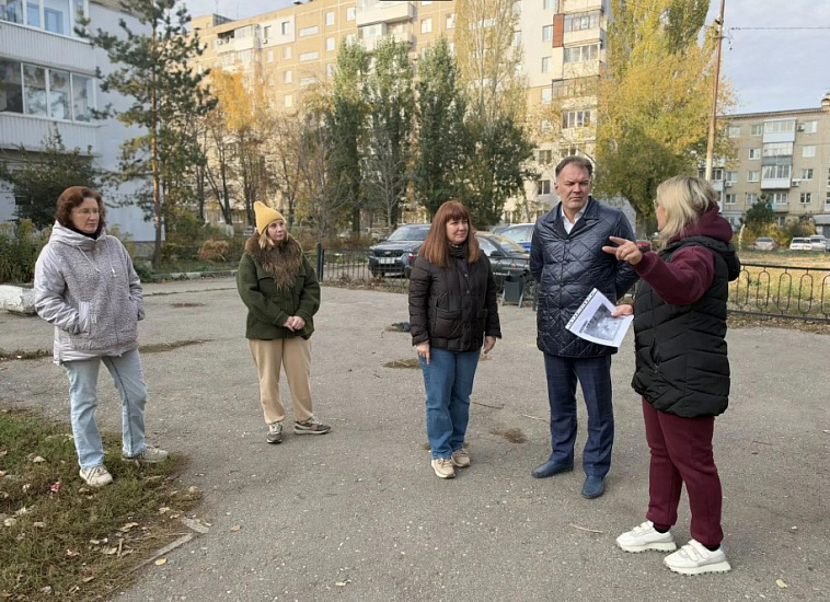 На ул. Осипова осмотрели место под детскую площадку
