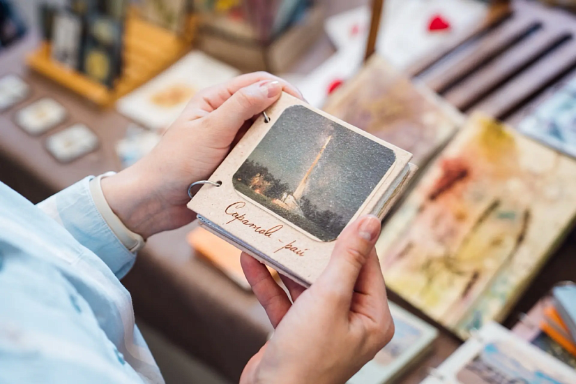 В Саратове проходит книжная ярмарка нового формата «Огни над Волгой»