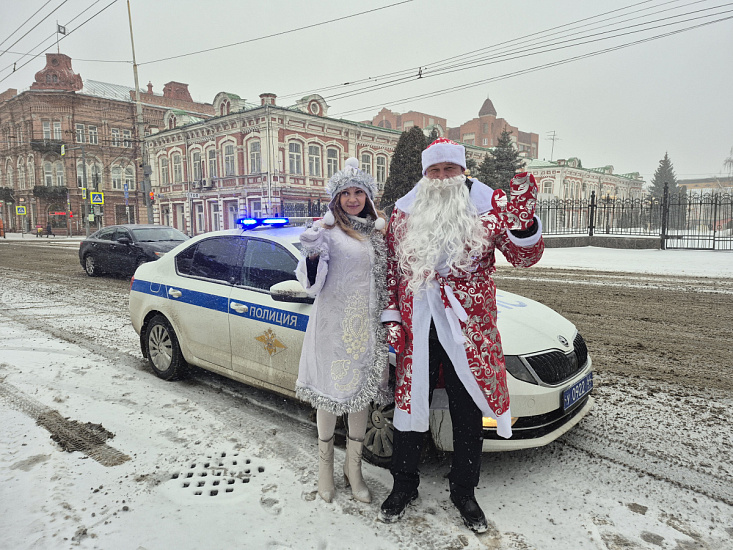 Полицейский Дед Мороз поздравил водителей областного центра