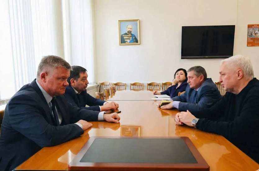 Работа по благоустройству территории на Славянской площади продолжается
