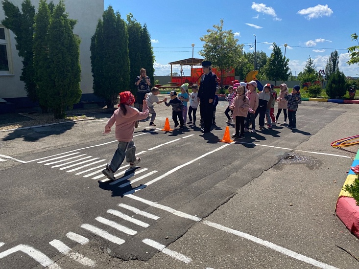 Дорожные полицейские провели игры-эстафеты для малышей