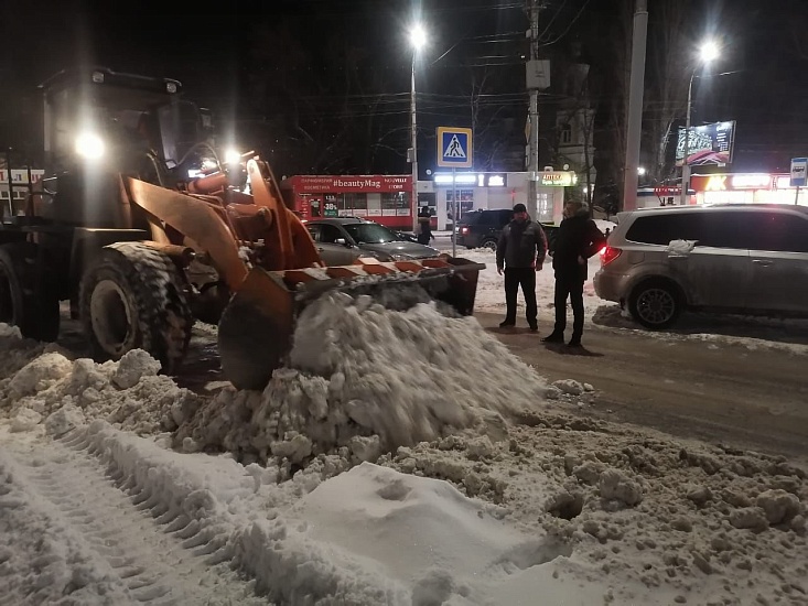 Заместитель главы администрации Октябрьского 
района проконтролировал ход работ по очистке улиц от снега