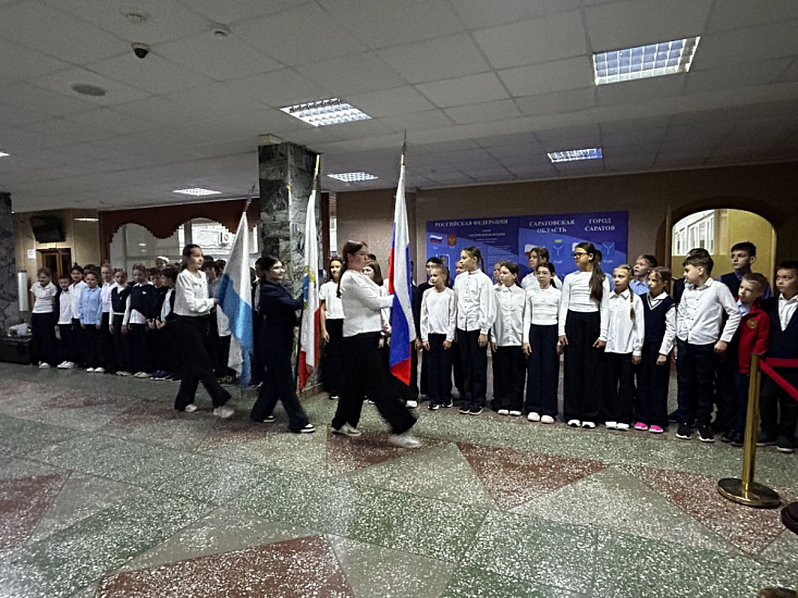 В школах Октябрьского района стартовала новая учебная неделя с традиционной церемонии поднятия флага и занятия, приуроченного ко Дню учителя