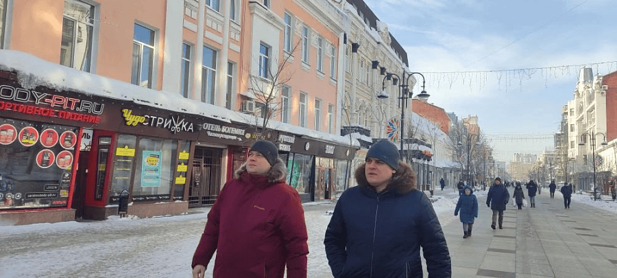 Заместитель главы администрации по экономике Максим Дружинин осмотрел состояние козырьков и прилегающей территории предприятий потребительского рынка