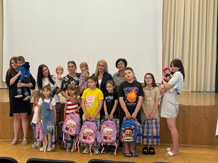 В подарок к празднику Дня знаний дети получили ранцы с тетрадями и учебниками