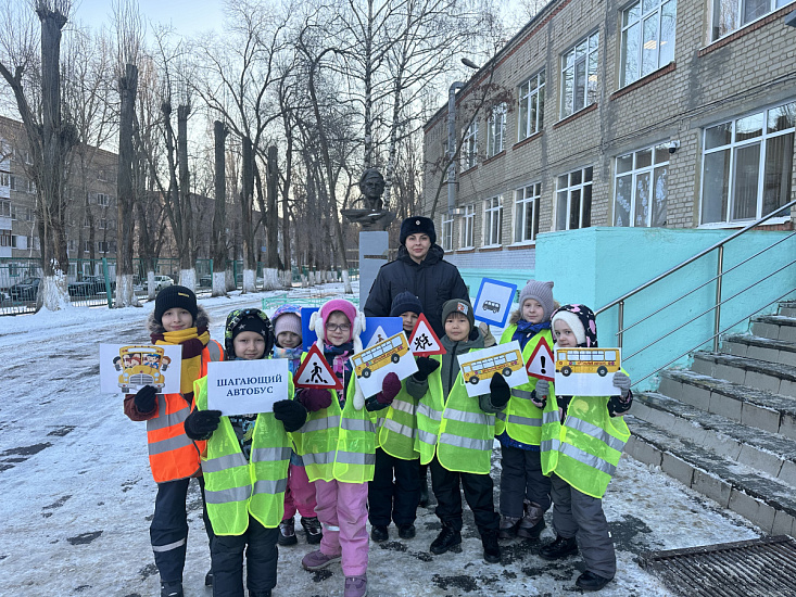 Учимся безопасности на дорогах: полицейские проводят пешеходные экскурсии