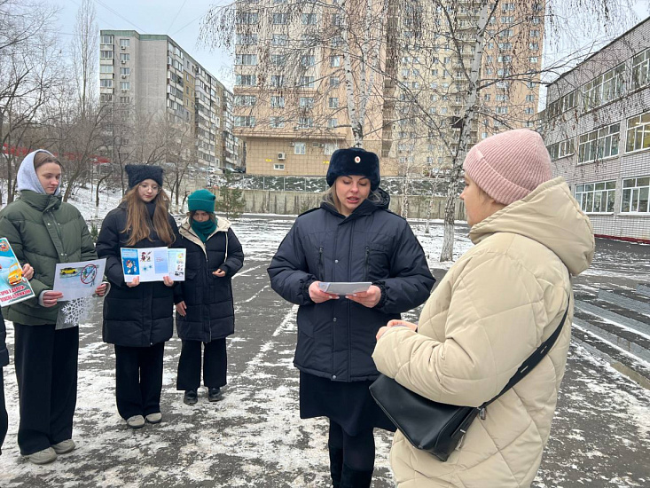 Школьники напомнили родителям об опасности зимней дороги