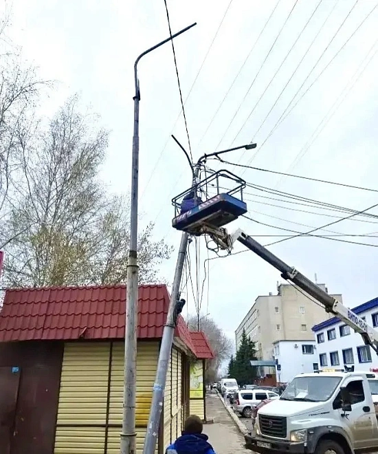 Продолжаются работы по обслуживанию сетей уличного освещения