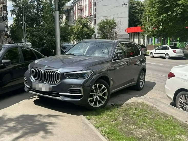 Выявлены факты размещения автомобилей на газонах 