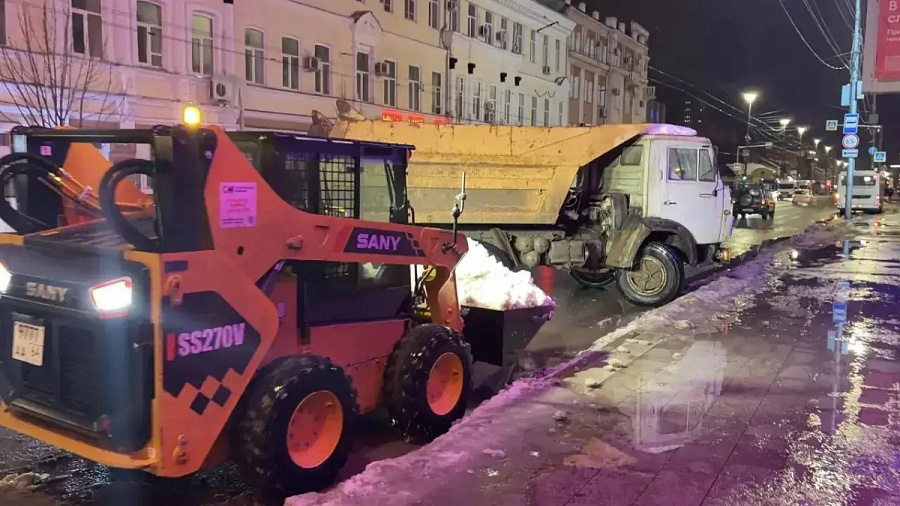  В течение ночи коммунальные службы города проводили работы по уборке снега