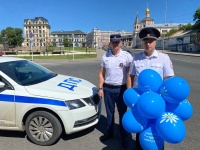 Сотрудники Госавтоинспекции поздравили
горожан с праздником Сотрудники Госавтоинспекции поздравили
горожан с праздником