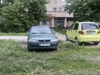 Зафиксирована парковка автомобилей на зеленых зонах