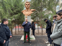 В Школе №97 прошла церемония возложения цветов к памятнику В.Г. Клочкову В Школе №97 прошла церемония возложения цветов к памятнику В.Г. Клочкову