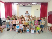 Сотрудники Госавтоинспекции Саратова
провели игры-викторины в детских садах Ленинского района Сотрудники Госавтоинспекции Саратова
провели игры-викторины в детских садах Ленинского района