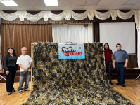 В Лицее № 37 члены молодежной избирательной комиссии совместно с учащимися плели маскировочные сети для фронта В Лицее № 37 члены молодежной избирательной комиссии совместно с учащимися плели маскировочные сети для фронта