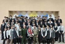 В школах почтили память защитников