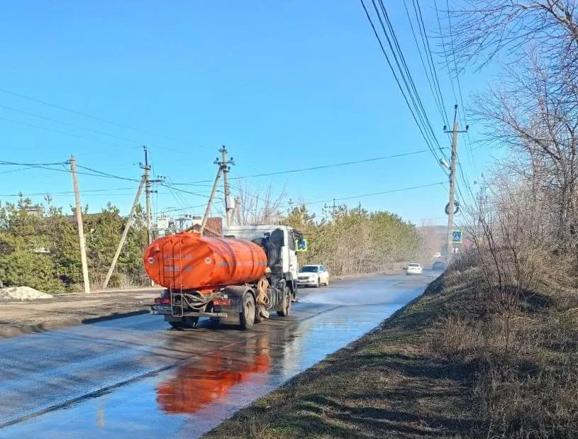 Коммунальные службы активно убирают город после зимы