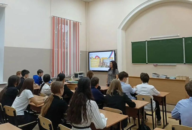 Неделя в Октябрьском районе началась с торжественных линеек и «Разговоров о важном»