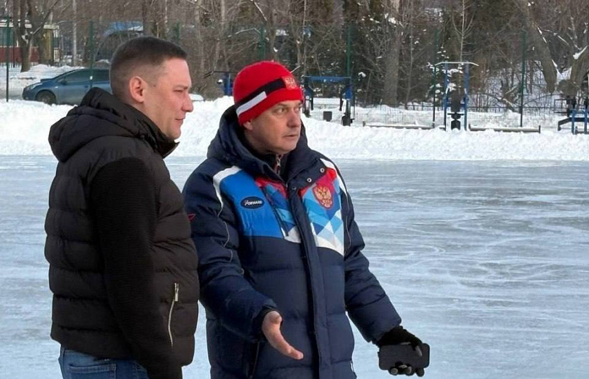 Заместитель главы города по социальной сфере Александр Блатман посетил катки и площадки, где уже стартовали массовые катания