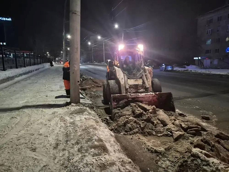 В течение ночи коммунальные службы города проводили работы по уборке снега