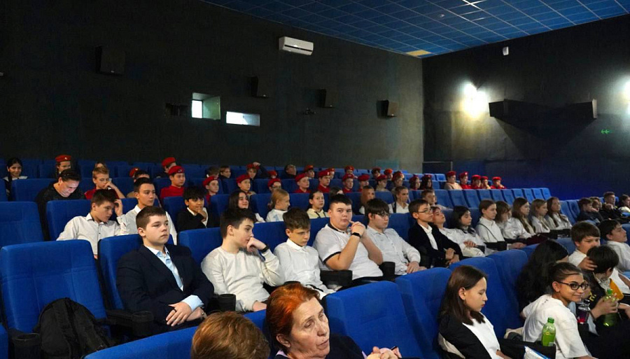 В кинотеатре «Победа» состоялся первый показ фильма о героях специальной военной операции