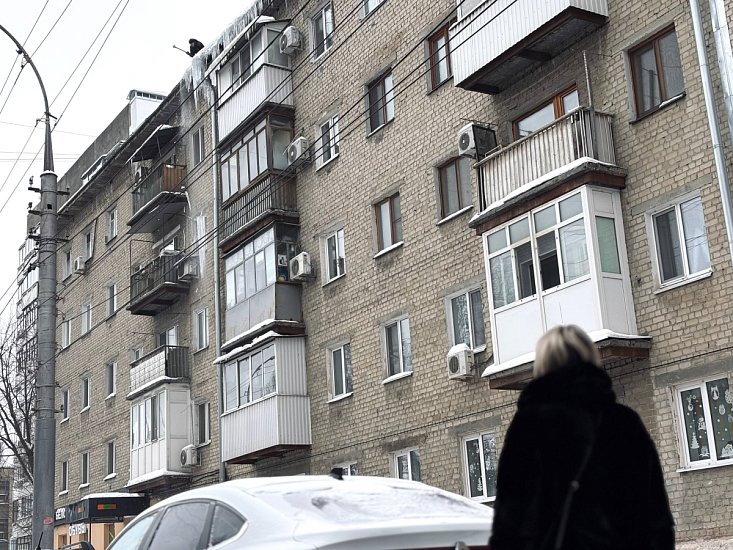 Контроль работ по расчистке дворов в Октябрьском районе 